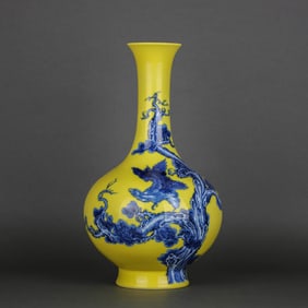A YELLOW-GLAZED BLUE AND WHITE 'FLOWERS AND BIRDS' VASE