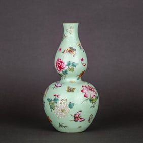 A GREEN-GROUND FAMILLE ROSE WITH 'BUTTERFLIES AND FLOWERS' GOURD-SHAPED VASE