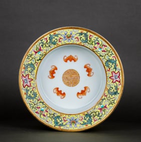 A YELLOW-GROUND FAMILLE ROSE 'INTERLOCKING FLOWERS, FIVE BATS AROUND SHOU' DISH