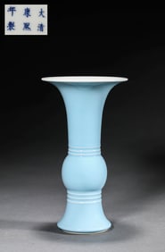 AN BLUE-GLAZED BEAKER VASE