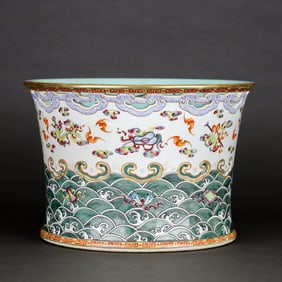 A FAMILLE ROSE 'FORTUNE MOUNTAIN, SHOU SEA, EIGHT IMMORTALS' BRUSH HOLDER