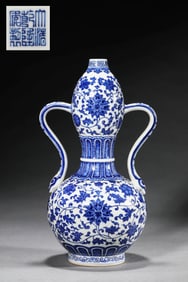 A BLUE AND WHITE 'INTERLOCKING LOTUS'  GOURD VASE