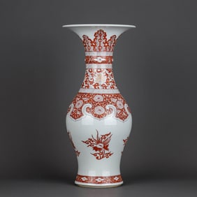 A FAMILLE ROSE 'INTERLOCKING FLOWERS' FLOWER HOLDER