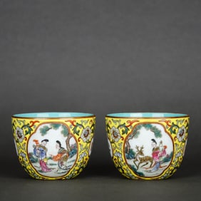 A YELLOW-GROUND FAMILLE ROSE MEDALLION 'FIGURES AND POETRY' CUP