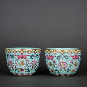 A GREEN-GROUND FAMILLE ROSE 'FORTUNE AND SHOU' CUP