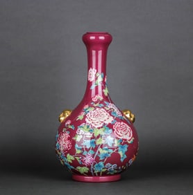 A RUBY-RED GROUND FAMILLE ROSE 'BUTTERFLIES' BEAST-HANDLED GARLIC-HEAD VASE