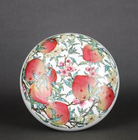 A FAMILLE ROSE 'EIGHT PEACHES' COVERED BOX