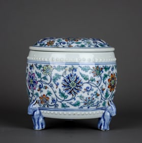 A DOUCAI 'INTERLOCKING LOTUS' TRIPOD CENSER