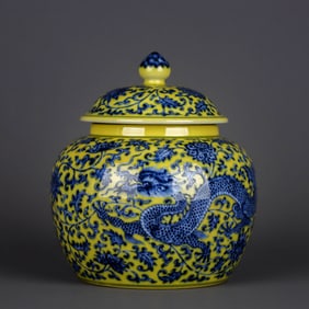 A YELLOW-GLAZED BLUE-AND-WHITE 'INTERLOCKING LOTUS, DRAGON' COVERED JAR
