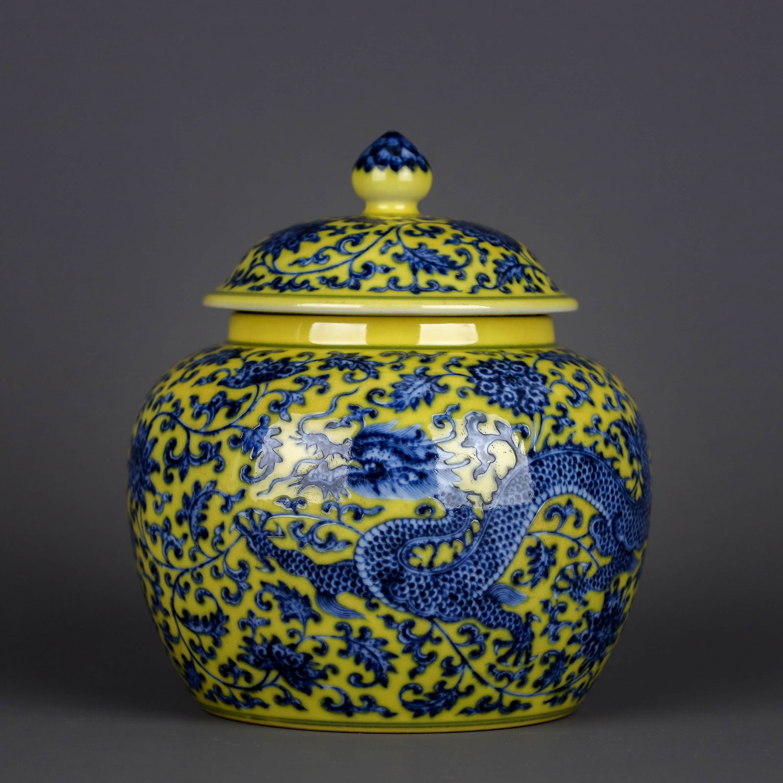 A YELLOW-GLAZED BLUE-AND-WHITE 'INTERLOCKING LOTUS, DRAGON' COVERED JAR (1 of 9)