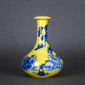 A YELLOW-GLAZED BLUE AND WHITE 'FIGURES'  VASE