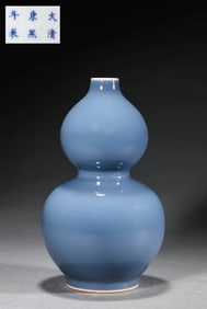 AN BLUE GLAZED GOURD-SHAPED VASE