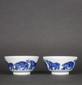 A BLUE AND WHITE 'ELEPHANT' CUP