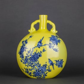 A YELLOW-GLAZED BLUE AND WHITE 'FLOWER SPRAYS AND BIRDS' FLAT VASE