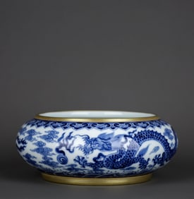 A BLUE-AND-WHITE 'DRAGON, PHOENIX' BRUSH WASHER