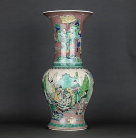 AN PURPLE-GROUND SANCAI 'FIGURE SCENE' PHOENIX-TAIL VASE