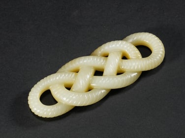 A JADE KNOT ORNAMENT