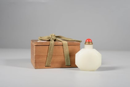 A WHITE JADE SNUFF BOTTLE (WITH OLD WOOD BOX)