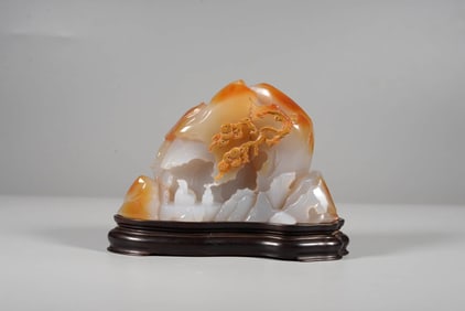 AN AGATE 'LANDSCAPE AND FIGURES' MOUNTAIN ORNAMENT