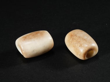 A JADE LEZI BEAD
