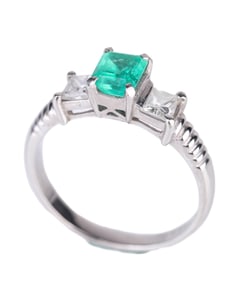 EMERALD AND DIAMOND 18K GOLD RING