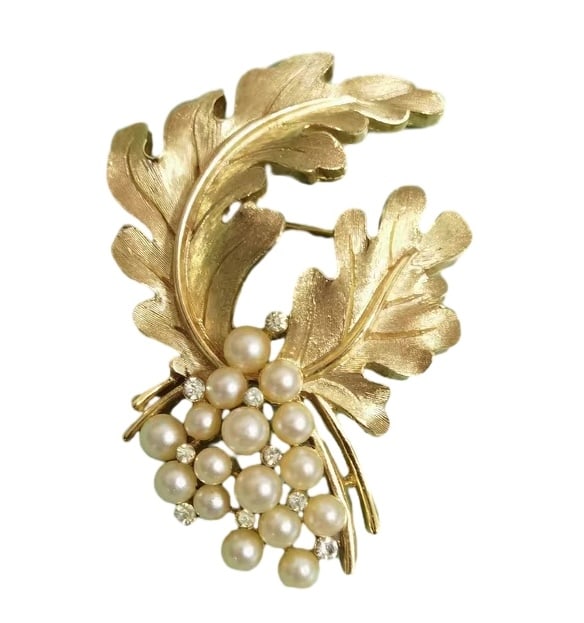 VINTAGE TRIFARI POSTER-STYLE GRAPE CLUSTER PEARL AND RHINESTONE BROOCH (1 of 1)
