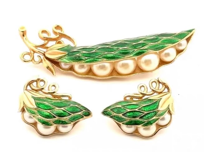 VINTAGE TRIFARI GOLD-TONED GREEN PEA POD BROOCH AND EARRINGS SUITE: VINTAGE TRIFARI GOLD-TONED GREEN PEA POD BROOCH AND EARRINGS SUITE