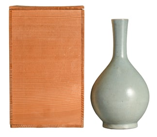 A RU TYPE LONG-NECKED VASE