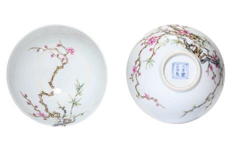 A PAIR OF FAMILLE ROSE 'FLORAL' BOWLS