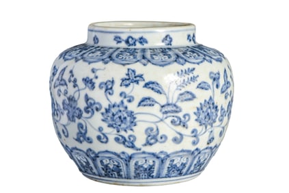 A BLUE AND WHITE 'INTERLOCKING LOTUS' SMALL JAR
