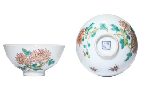A PAIR OF FAMILLE ROSE 'FLORAL' BOWLS