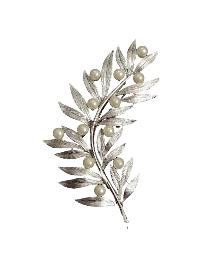 VINTAGE TRIFARI SILVER-TONE LEAF AND PEARL BROOCH: VINTAGE TRIFARI SILVER-TONE LEAF AND PEARL BROOCH This Vintage Trifari Silver-Tone Leaf and Pearl Brooch is a stunning example of the brand's classic design. Crafted from silver-tone metal, the brooch