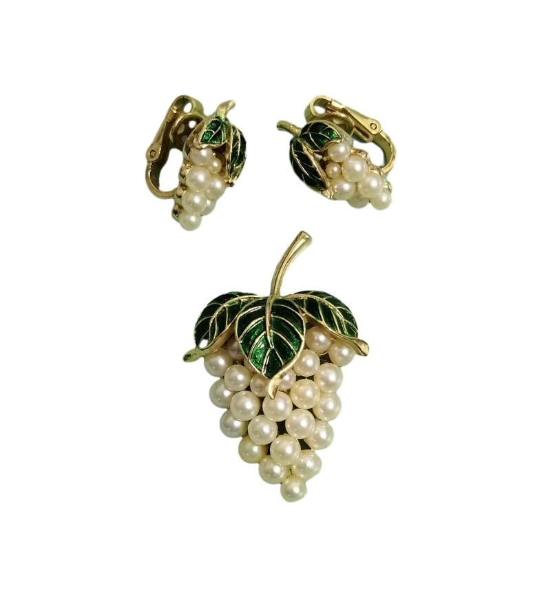 VINTAGE TRIFARI ENAMEL LEAF AND GRAPE CLUSTER BROOCH AND EARRINGS SUITE: VINTAGE TRIFARI ENAMEL LEAF AND GRAPE CLUSTER BROOCH AND EARRINGS SUITE