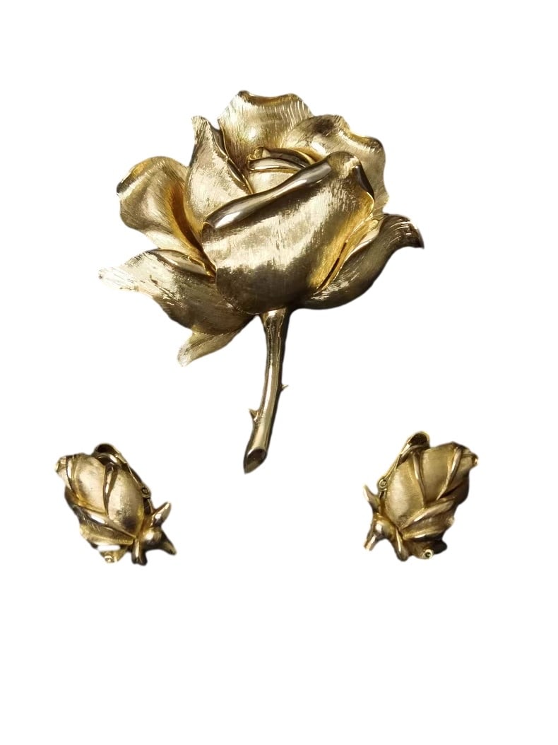 VINTAGE TRIFARI POSTER-STYLE GOLD-TONE ROSE BROOCH AND EARRINGS SUITE: VINTAGE TRIFARI POSTER-STYLE GOLD-TONE ROSE BROOCH AND EARRINGS SUITE
