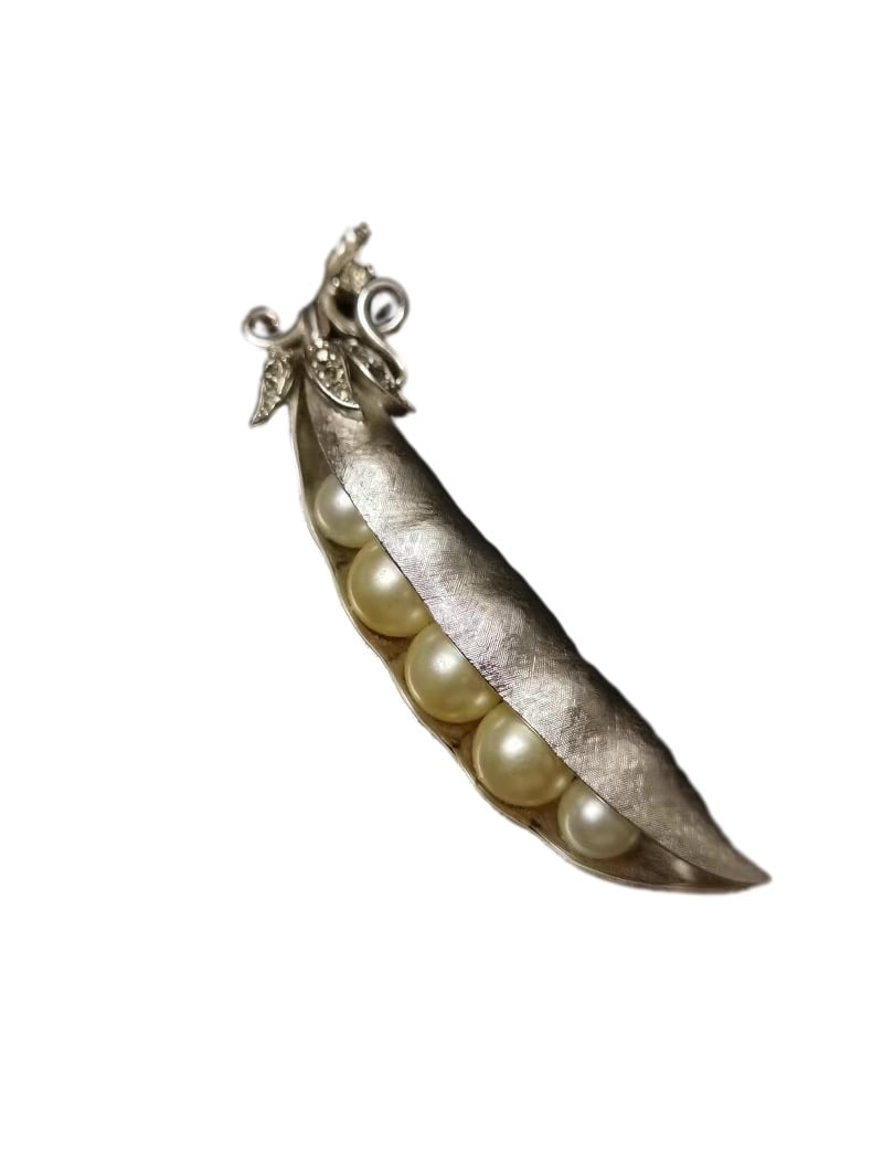 VINTAGE TRIFARI POSTER-STYLE SILVER-TONE GREY "DIAMOND" PEA POD BROOCH: VINTAGE TRIFARI POSTER-STYLE SILVER-TONE GREY "DIAMOND" PEA POD BROOCH Provenance: From the private collection of Hermann Müller (1890–1965), a well-known German jewelry collector. Müller gathered