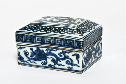 A BLUE-AND-WHITE 'CLOUD AND DRAGON' COVERED BOX