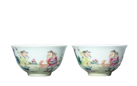 A PAIR OF FAMILLE-ROSE 'FIGURE' BOWLS
