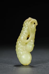 A YELLOW JADE PENDANT