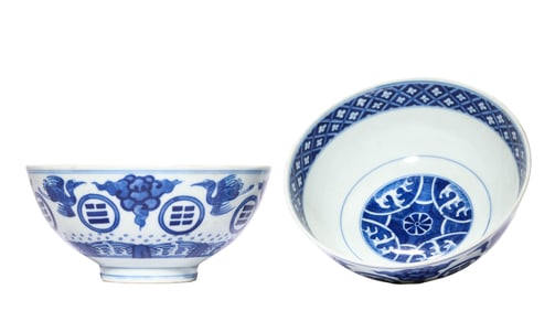 A PAIR OF BLUE AND WHITE 'CRANE-AND-CLOUD' BOWLS