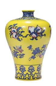 A YELLOW-GROUND BLUE AND WHITE WITH UNDERGLAZE-RED 'THREE ABUNDANCES' MEIPING
