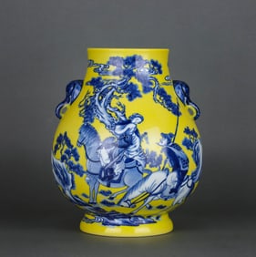 A YELLOW-GLAZED BLUE AND WHITE 'FIGURES'  VASE
