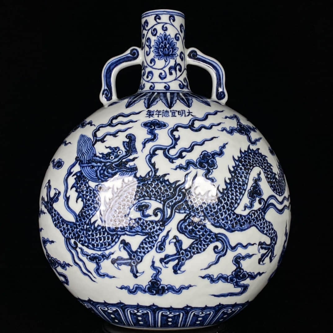 A BLUE AND WHITE 'DRAGON' MOONFLASK: A BLUE AND WHITE 'DRAGON' MOONFLASK Dimensions: Height: 32 cm (12.60 in.), Width: 25 cm (9.84 in.). All measurements are approximate.