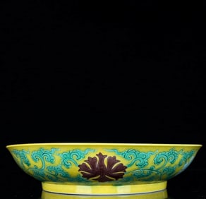 A SANCAI INCISED 'INTERLOCKING FLOWERS' DISH