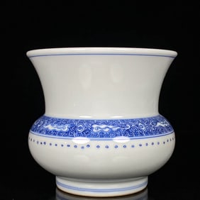 A BLUE AND WHITE SPITTOON