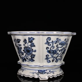 A BLUE AND WHITE 'PLUCKED BRANCH FLOWERS' BASIN