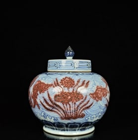 A BLUE AND WHITE WITH UNDERGLAZED RED 'FISH AND AQUATIC PLANTS' COVERED JAR