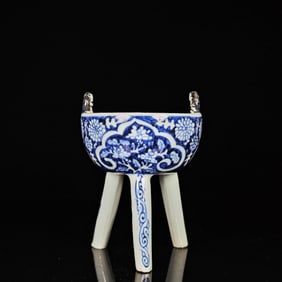 A BLUE AND WHITE 'FLORAL' TRIPOD CENSER