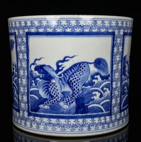 A BLUE AND WHITE 'ANIMALS' BRUSH POT