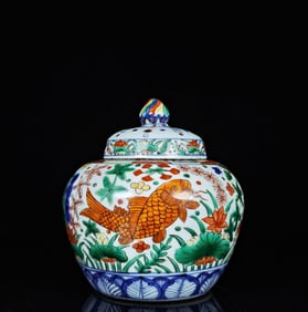 A WUCAI 'FISH AND AQUATIC PLANTS' COVERED JAR