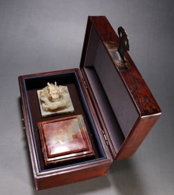 A ROSE QUARTZ WITH GILT-DECORATED 'DRAGON KNOB' SEAL